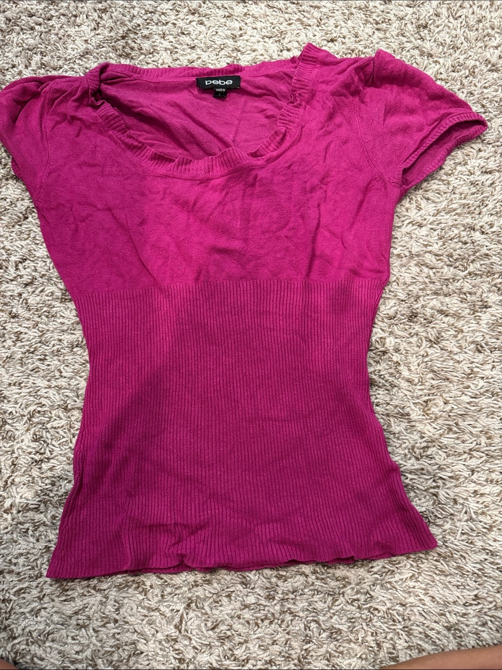 bebe Short Sleeve Scoop Neck Top in Fuchsia